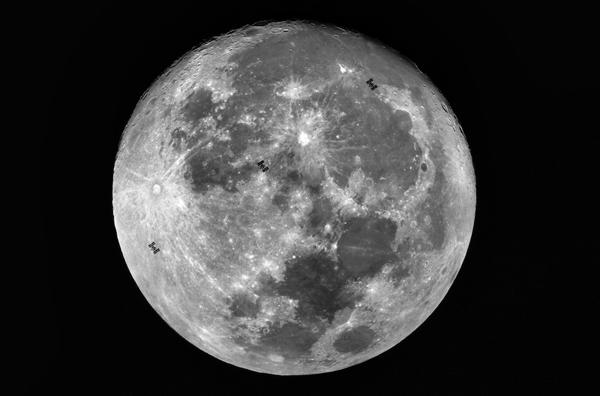 รางวัลชนะเลิศ นายพรชัย รังษีธนะไพศาล ชื่อภาพ “สถานีอวกาศนานาชาติ ISS ผ่านหน้าดวงจันทร์ ใต้ฟ้าประเทศไทย”